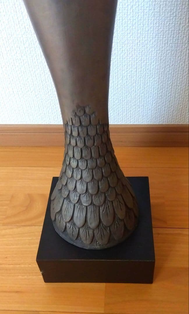 鳥の女性像